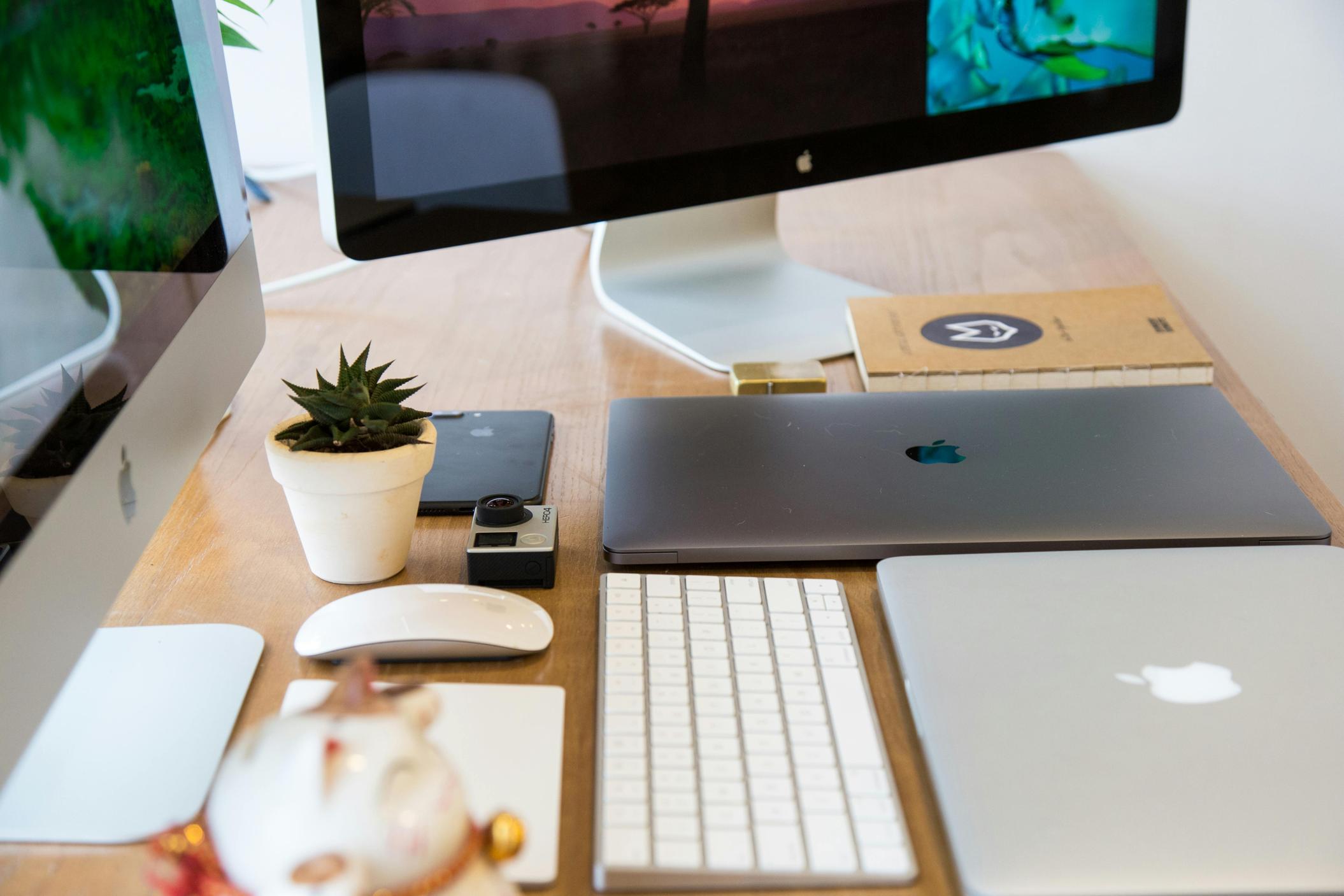 Comment connecter deux moniteurs à un MacBook : le guide ultime pour 2024
